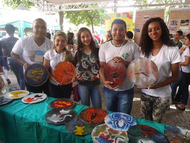 Na Escola Estadual Professor Raymundo Martiniano Ferreira, os estudantes criaram a Reciclock, empresa especializada em relógios feitos com discos de vinil. Foto: Arquivo Escola